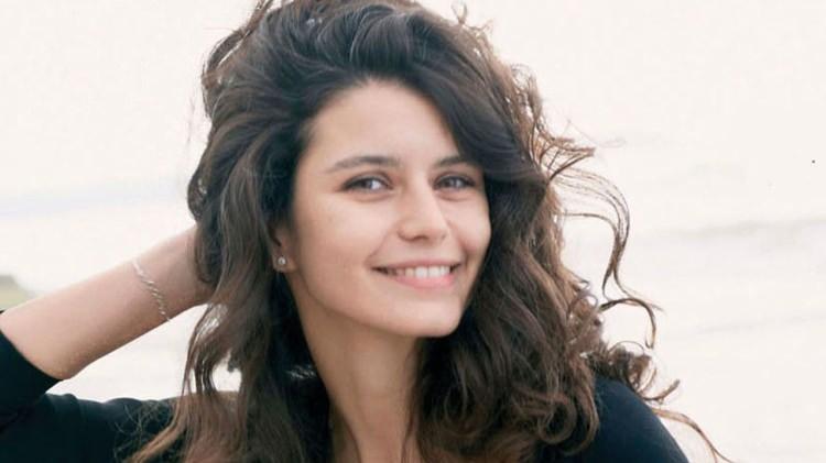 <p><strong>Beren Saat, zarif ve orantılı y&uuml;z hatlarıyla listenin &uuml;&ccedil;&uuml;nc&uuml; sırasında yer alıyor. &Ouml;zellikle g&ouml;z, burun ve dudak arasındaki uyum, Saat&rsquo;in y&uuml;z&uuml;ndeki dengeli g&ouml;r&uuml;n&uuml;m&uuml;n en dikkat &ccedil;ekici noktaları arasında g&ouml;steriliyor. Yıllardır değişmeyen zarif g&ouml;r&uuml;nt&uuml;s&uuml; de onu listede &uuml;st sıralara taşıyan detaylardan biri.</strong></p>
