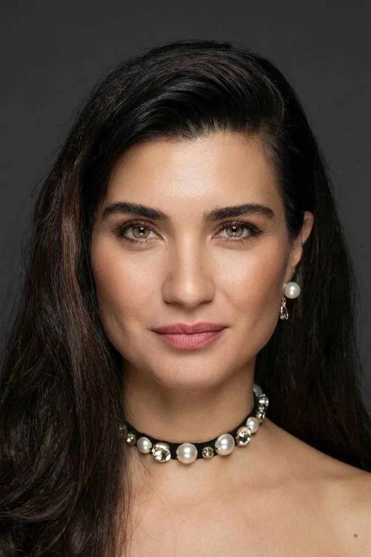 <p><strong>Listenin ikinci sırasında Tuba B&uuml;y&uuml;k&uuml;st&uuml;n var. B&uuml;y&uuml;k&uuml;st&uuml;n&rsquo;&uuml;n g&uuml;zelliğini farklı kılan ise yalnızca y&uuml;z hatlarının uyumu değil, aynı zamanda zamansız ve karakteristik g&ouml;r&uuml;n&uuml;m&uuml;. &Ouml;zellikle etkileyici g&ouml;zleri ve y&uuml;z&uuml;ndeki doğal oran, onu diğer isimlerden ayırıyor. Yıllar ge&ccedil;se de değişmeyen g&uuml;zelliğiyle B&uuml;y&uuml;k&uuml;st&uuml;n, listenin zirvesine olduk&ccedil;a yaklaşmış durumda.</strong></p>
