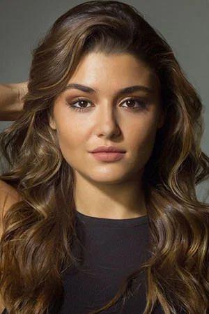 <p><strong>Ve zirvede Hande Er&ccedil;el... Yapay zekanın değerlendirmesinde Er&ccedil;el&rsquo;i birinci sıraya taşıyan en &ouml;nemli detay, y&uuml;z hatlarındaki genel denge ve simetri. G&ouml;zleri, y&uuml;z ovali ve hatlarının birbiriyle uyumu, oyuncunun &ldquo;saf y&uuml;z g&uuml;zelliği&rdquo; kategorisinde &ouml;ne &ccedil;ıkmasını sağlıyor.</strong></p>
