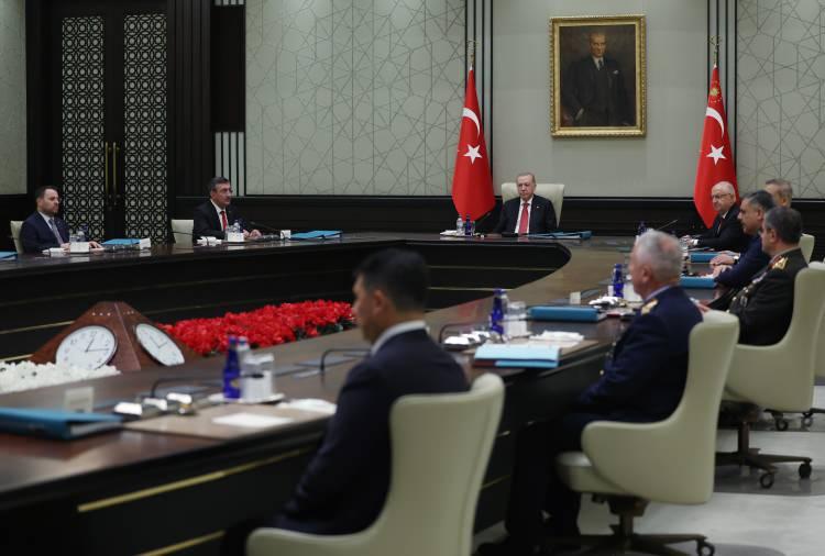 <p>Y&uuml;ksek Askeri Şura (YAŞ) Cumhurbaşkanı Erdoğan'ın başkanlığında Beştepe'de toplanacak. T&uuml;rk Silahlı Kuvvetleri&rsquo;ndeki terfi, atama, emekliye sevk ve g&ouml;rev s&uuml;relerinin uzatılmasına ilişkin kararlar a&ccedil;ıklandı.&nbsp;</p>

<p>&nbsp;</p>
