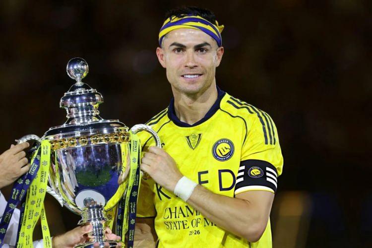 <p>1- CRISTIANO RONADOL&nbsp; | 964 MİLYON TAKİP&Ccedil;İ</p>
