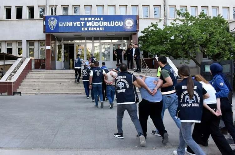 <p>98 kişinin ifadesi alındı</p>

<p><br />
Dosyanın aydınlatılması amacıyla ş&uuml;pheli, m&uuml;şteki ve bilgi sahibi sıfatıyla toplam 98 kişinin ifadesine başvuruldu. 43 kişinin HTS kayıtları incelendi, 112 kurum ve kuruluşla resmi yazışma yapıldı. Soruşturma makamlarınca, evin kiralanması, cesedin taşınması ve muhafaza edilmesi, elektrik ve kira &ouml;demelerinin s&uuml;rd&uuml;r&uuml;lmesi ile delillerin gizlenmesi s&uuml;re&ccedil;lerinde birden fazla kişinin bilgi, katkı veya iştirakinin bulunabileceği değerlendirildi.</p>
