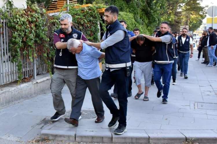 <p>17 G&Ouml;ZALTI</p>

<p>Cumhuriyet Başsavcılığı, İl Emniyet M&uuml;d&uuml;rl&uuml;ğ&uuml; Asayiş Şubesi ekiplerince y&uuml;r&uuml;t&uuml;len teknik ve fiziki &ccedil;alışmaların ardından hayatını kaybeden ş&uuml;pheliler dışında 17 kişi hakkında işlem yapılmasına karar verildi. Cinayet B&uuml;ro Amirliği ekiplerince d&uuml;zenlenen eş zamanlı operasyonda 17 ş&uuml;pheli yakalanarak g&ouml;zaltına alındı.</p>
