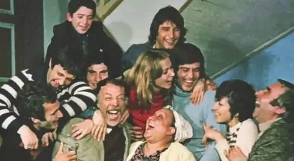 <p>Yeşil&ccedil;am&rsquo;ın efsane dizilerinden olan ve başrollerinde<strong> Adile Naşit, M&uuml;nir &Ouml;zkul, Şener Şen, Ayşen Gruda, Tarık Akan, Halit Akcatepe, Itır Esen</strong> gibi isimlerin yer aldığı klasik T&uuml;rk filmlerinden olan <strong>&ldquo;Bizim Aile&rdquo;</strong> filmi dizi oluyor.</p>
