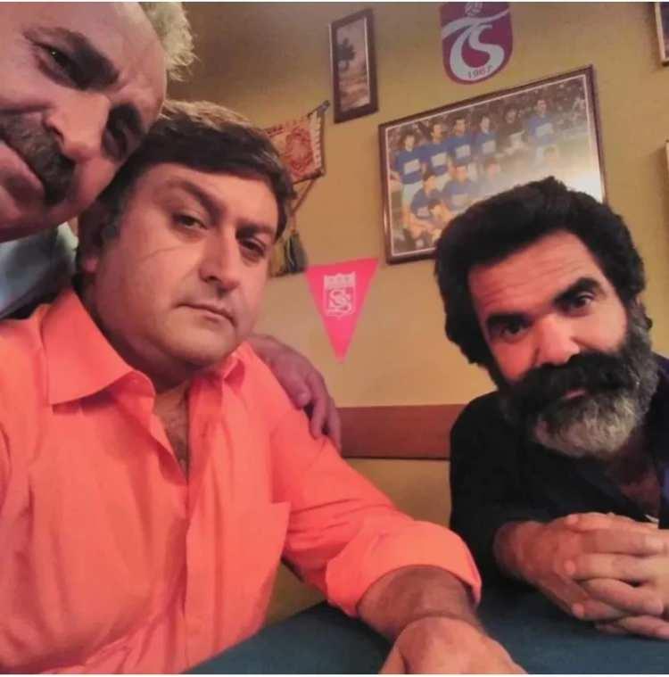 <p><strong>&Ccedil;ocuklar Duymasın dizisinin Ş&uuml;kr&uuml;'s&uuml; Ş&uuml;kr&uuml; Koruyucu, uzun bir aranın ardından yapımcı Birol G&uuml;ven'in annesinin cenazesinde ortaya &ccedil;ıktı.</strong></p>
