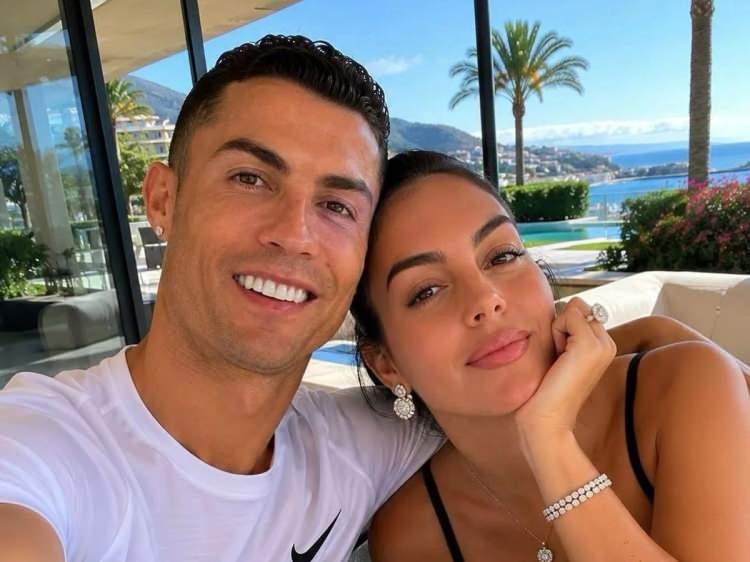 <p>&nbsp;41 yaşındaki Portekizli futbolcu ve 32 yaşındaki &uuml;nl&uuml; model Rodriguez d&uuml;n Portekiz&rsquo;in Cascais kentinde d&uuml;zenlenen nikah t&ouml;reni ile d&uuml;nyaevine girdi.</p>

<p>&nbsp;</p>
