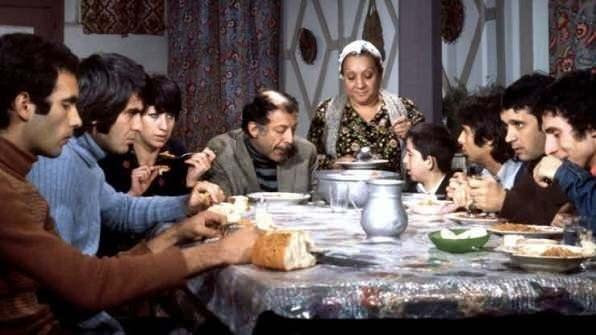 Arzu Film kararını verdi: Yeşil&ccedil;am'ın efsane filmi 'Bizim Aile' dizi oluyor!