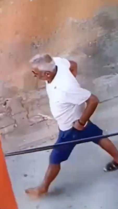 <p>Tanrıkulu'nun saldırının ardından sakin şekilde sokakta y&uuml;r&uuml;d&uuml;ğ&uuml; anlar g&uuml;venlik kamerasına yansıdı.</p>

<p>&nbsp;</p>

<p>O anlar cep telefonu kamerasıyla da g&ouml;r&uuml;nt&uuml;lendi.&nbsp;</p>
