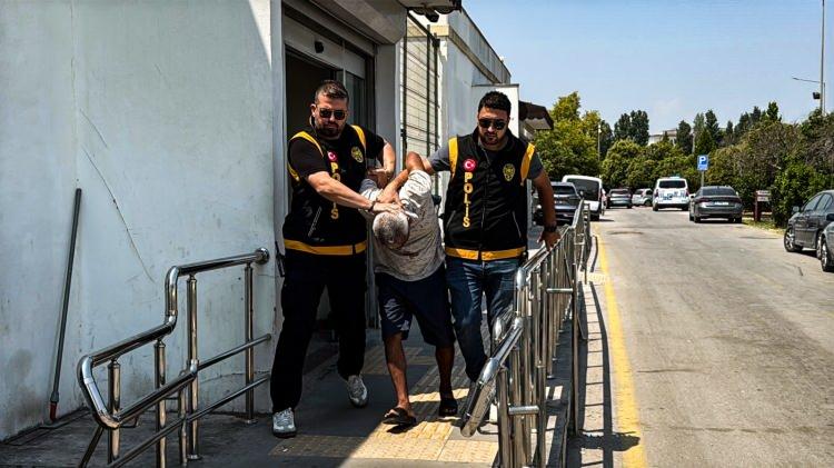 <p>Emniyetteki işlemlerinin ardından adliyeye sevk edilen ş&uuml;pheli, <span style="color:#A52A2A"><em><strong>&ccedil;ıkarıldığı mahkeme tarafından tutuklandı.</strong></em></span></p>

<p>&nbsp;</p>

<p><span style="color:#A52A2A"><strong><em>KAYNAK: DHA&nbsp;</em></strong></span></p>

<p>&nbsp;</p>
