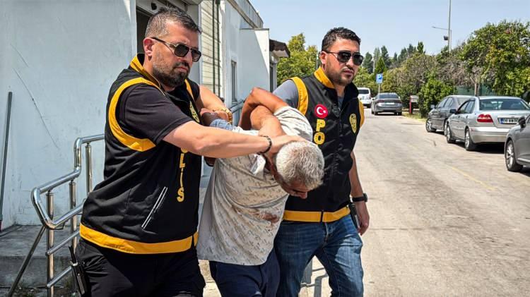 <p>Olayın ardından ka&ccedil;an Arif Tanrıkulu, Pozantı il&ccedil;esinde İl&ccedil;e Emniyet M&uuml;d&uuml;rl&uuml;ğ&uuml;, Asayiş Şube M&uuml;d&uuml;rl&uuml;ğ&uuml; ve Y&uuml;reğir İl&ccedil;e Emniyet M&uuml;d&uuml;rl&uuml;ğ&uuml; ekipleri tarafından g&ouml;zaltına alındı.&nbsp;</p>
