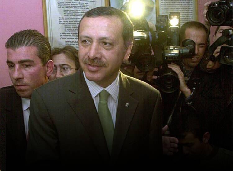 <p>Kuruluş işlemlerinin ardından 16 Ağustos'taki AK Parti Kurucular Kurulu toplantısında Erdoğan, oy birliğiyle genel başkan se&ccedil;ildi. B&ouml;ylece AK Parti'nin 4 başbakan, 2 cumhurbaşkanı &ccedil;ıkarmayı başardığı, se&ccedil;im zaferleriyle dolu siyaset yolculuğu başladı.</p>

<p>&nbsp;</p>
