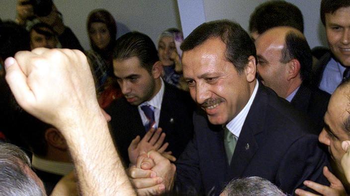 <p>Genel Başkan Erdoğan, T&uuml;rk Ceza Kanunu'nun (TCK) 312. maddesinde yapılan değişiklikle siyasi yasağının kalkmasının ardından, 8 Mart 2003'te Siirt'te yapılan yenileme se&ccedil;imlerinde milletvekili olarak TBMM'ye adımını attı.</p>

<p>&nbsp;</p>

