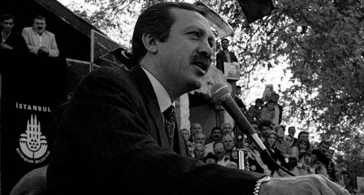 <p>AK Parti, 14 Ağustos 2001'de Recep Tayyip Erdoğan'ın liderliğinde, T&uuml;rkiye'nin 39. partisi olarak T&uuml;rk siyasi hayatına giriş yaptı.</p>

<p>&nbsp;</p>

<p>Eski İstanbul B&uuml;y&uuml;kşehir Belediye Başkanı Recep Tayyip Erdoğan'ın liderliğindeki "Erdemliler Hareketi" tarafından kurulan AK Parti, Erdoğan'ın, "Bug&uuml;nden sonra T&uuml;rkiye'mizde artık hi&ccedil;bir şey eskisi gibi olmayacak." ifadesiyle siyaset sahnesinde yerini aldı.</p>
