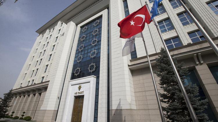 <p>Siyasi tarihe "Google iddianamesi" olarak ge&ccedil;en iddianamenin kabul edilmesinin ardından dava, 30 Temmuz 2008'de karara bağlandı.</p>

<p>&nbsp;</p>

<p>Mahkemenin 5 &uuml;yesi kapatmaya karşı &ccedil;ıkarken, 6 &uuml;ye kapatmadan yana oy kullandı. Anayasa'da &ouml;ng&ouml;r&uuml;len nitelikli &ccedil;oğunluk sağlanamadığı i&ccedil;in parti kapatma talebi reddedildi.</p>
