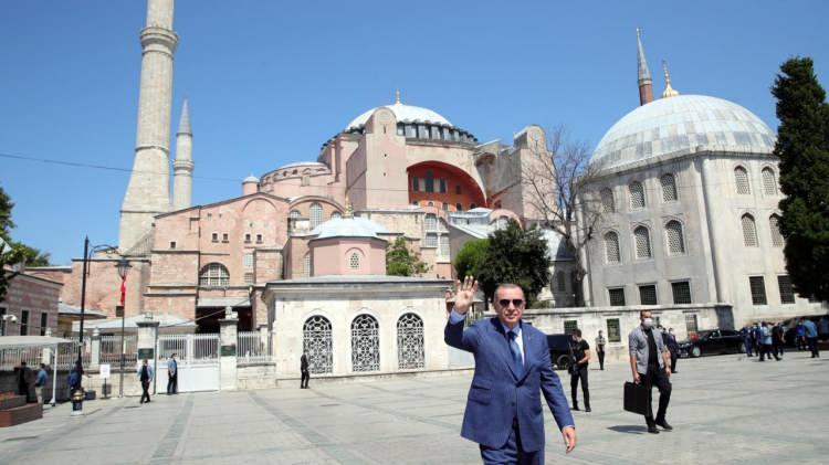 <p><span style="color:#B22222"><strong>AYASOFYA'NIN ZİNCİRLERİ KIRILDI</strong></span></p>

<p>&nbsp;</p>

<p>Erdoğan, 24 Temmuz 2020 tarihinde Ayasofya Camisi'ni a&ccedil;tı, Ayasofya'nın minarelerinden yeniden ezanların okunmasını sağladı.&nbsp;</p>
