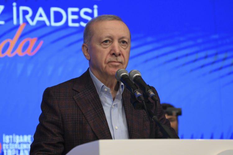 <p>AK Parti'nin sınavlarından biri de 12 Eyl&uuml;l darbesinin 30. yılına denk gelen ve 1982 Anayasası'nda değişiklik &ouml;ng&ouml;ren d&uuml;zenlemeye ilişkin 2010'daki halk oylamasıydı. Bu halk oylamasında da y&uuml;zde 57,88 oranında "evet" oyu &ccedil;ıktı.</p>

<p>&nbsp;</p>

<p>AK Parti, 2011 genel se&ccedil;imlerinde y&uuml;zde 49,53 oy oranını yakalarken, 2014'teki yerel se&ccedil;imlerde ise y&uuml;zde 45,60 oy oranına ulaşarak 18'i b&uuml;y&uuml;kşehir olmak &uuml;zere, 818 belediye başkanlığını kazandı.</p>
