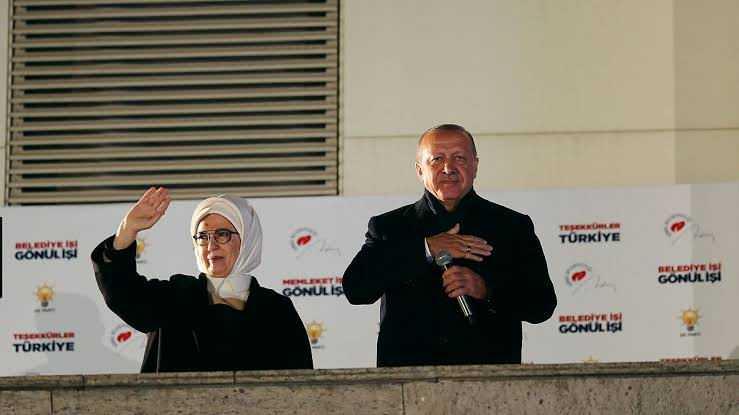 <p>Eski Yargıtay Cumhuriyet Başsavcısı Abdurrahman Yal&ccedil;ınkaya tarafından hazırlanan, Cumhurbaşkanı G&uuml;l ve Başbakan Erdoğan'ın da aralarında bulunduğu 71 kişiye 5 yıl s&uuml;reyle siyaset yasağı getirilmesi ile partinin kapatılmasını i&ccedil;eren iddianame, 14 Mart 2008'de Anayasa Mahkemesi'ne sunuldu.</p>

<p>&nbsp;</p>

<p>Y&uuml;ksek Mahkeme'nin iddianameyi 31 Mart 2008'de kabul etmesiyle AK Parti i&ccedil;in yeni bir s&uuml;re&ccedil; başladı.</p>

<p>&nbsp;</p>
