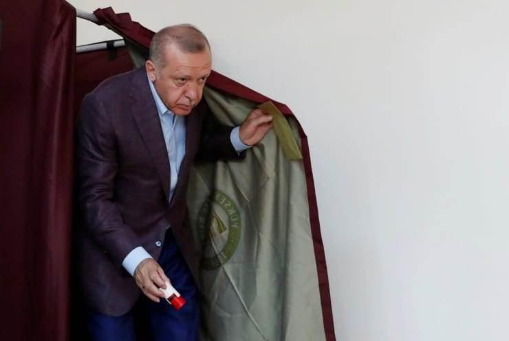 <p>2007'deki genel se&ccedil;imlerde ise y&uuml;zde 46,58'lik oy oranına ulaşarak, tek başına iktidarını s&uuml;rd&uuml;ren AK Parti, 2009'da yapılan yerel se&ccedil;imlerde de yine en fazla oyu aldı.</p>
