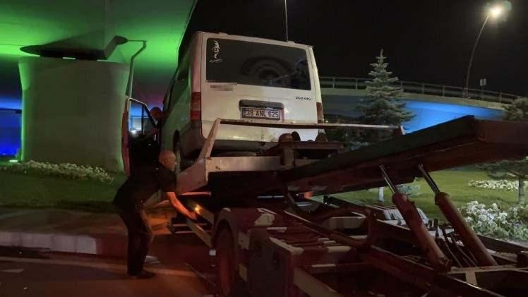 <p>İhbar &uuml;zerine b&ouml;lgeye polis ve sağlık ekipleri sevk edildi. Polis ekipleri &ccedil;evrede g&uuml;venlik</p>
