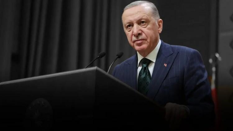 <p>AK Parti'nin 25'inci kuruluş yıld&ouml;n&uuml;m&uuml; kutlaması bug&uuml;n Başkent Millet Bah&ccedil;esi'nde Başkan Recep Tayyip Erdoğan'ın katılımıyla ger&ccedil;ekleştirilecek. Kutlamaya 100 binin &uuml;zerinde isim davet edildi.</p>

<p>&nbsp;</p>

<p>Başkan Erdoğan'ın eşi Emine Erdoğan ile birlikte sahneye &ccedil;ıkacağı programda, 2001 doğumlu 25 gen&ccedil; de sahnede olacak. 81 ilden gelecek</p>
