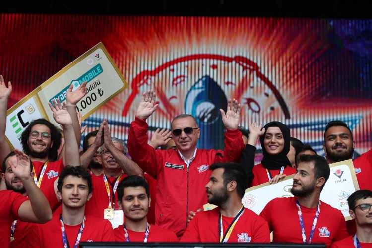 <p><strong>KUTLAMADA 25 YAŞINDA 25 GEN&Ccedil; SAHNEDE OLACAK</strong></p>

<p>&nbsp;</p>

<p>AK Parti kadın kolları &uuml;yeleri de b&uuml;y&uuml;k buluşmada yer alacak. 'Milletimizle &Ccedil;eyrek Asır, T&uuml;rkiye Geleceğe Hazır' sloganıyla kutlanacak organizasyonda, senfoni orkestrası ve mehteran takımı AK Parti'nin hafızalara kazınmış 25 eserini seslendirecek.</p>

<p>&nbsp;</p>

<p>AK Parti Vizyon Belgesi a&ccedil;ıklanacak. 81 il 207 &uuml;niversiteden gelen gen&ccedil;ler alanda hazır bulunacak. Programın sonunda ise &ouml;zel bir ışık g&ouml;sterisi ger&ccedil;ekleştirilecek.</p>
