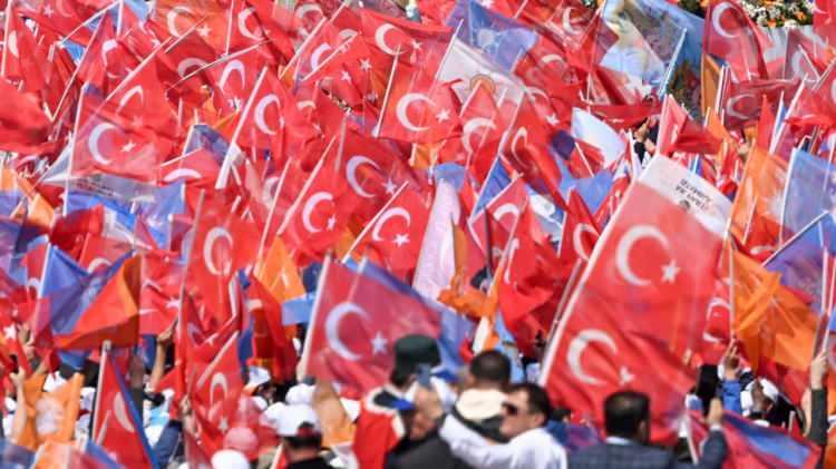 <p>Bir d&ouml;n&uuml;ş&uuml;m&uuml;n hik&acirc;yesini yazdı: Hastanelerde şifayı, okullarda geleceği, g&ouml;ky&uuml;z&uuml;nde &ouml;zg&uuml;veni, yollarda yakınlığı, savunmada g&uuml;c&uuml;, denizlerde enerjiyi, diplomaside etkinliği ve deprem b&ouml;lgesinde yeniden umudu b&uuml;y&uuml;ten bir T&uuml;rkiye...</p>

<p>&nbsp;</p>
