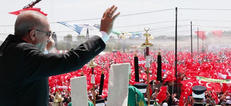 <p>T&uuml;rkiye, &ccedil;eyrek asırda yalnızca b&uuml;y&uuml;medi; vatandaşının g&uuml;nl&uuml;k hayatına dokunan hizmet anlayışını da baştan aşağı değiştirdi.</p>

<p>&nbsp;</p>
