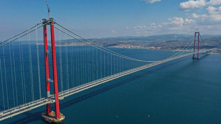 <p>&nbsp;Yavuz Sultan Selim, Osmangazi ve 1915 &Ccedil;anakkale k&ouml;pr&uuml;leri; Avrasya T&uuml;neli, Kuzey Marmara, İstanbul-İzmir ve Ankara-Niğde otoyolları ulaşım ağının ana halkalarını oluşturdu. T&uuml;rkiye'nin dış hat u&ccedil;uş ağı 133 &uuml;lkede 356 noktaya ulaştı.</p>
