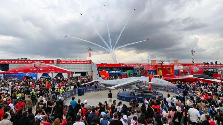 <p>TEKNOFEST kuşağı, bu d&ouml;n&uuml;ş&uuml;m&uuml;n en g&uuml;&ccedil;l&uuml; g&ouml;stergelerinden biri oldu. Kamunun sunduğu hizmetlere 'kriterler' getirilirken e-Devlet gibi teknoloji yatırımlarıyla devlet milyonlarca kişinin cebine girdi. B&uuml;rokrasi tarihe, dijital T&uuml;rkiye ise geleceğe taşındı.</p>
