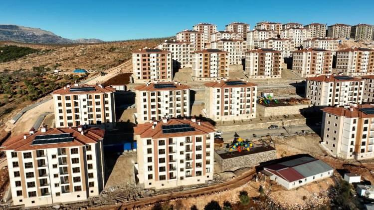 <p>6 Şubat depremlerinin ardından T&uuml;rkiye, tarihinin en b&uuml;y&uuml;k yeniden inşa seferberliklerinden birini başlattı. 11 deprem kentinde y&uuml;r&uuml;t&uuml;len &ccedil;alışmalar kapsamında 455 bin 357 bağımsız b&ouml;l&uuml;m tamamlandı.</p>
