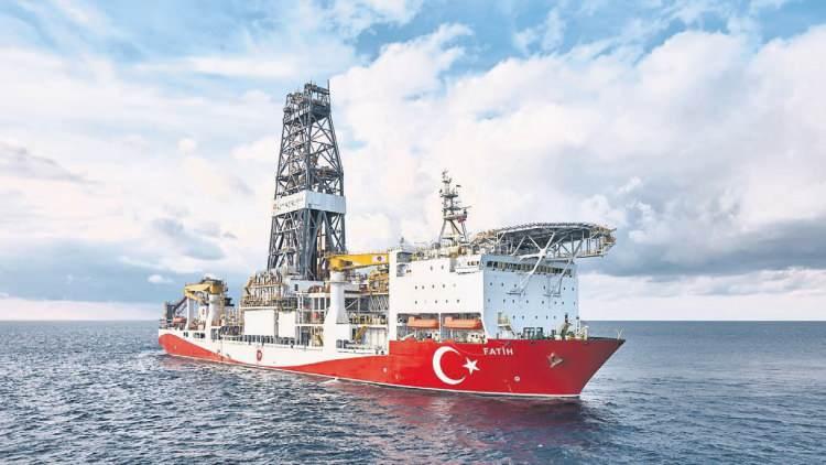 <p><strong>KARADENİZ'DE TARİHİ KEŞİF</strong></p>

<p>&nbsp;</p>

<p>T&uuml;rkiye'nin enerji bağımsızlığı yolundaki en &ouml;nemli adımlardan biri Karadeniz'deki doğalgaz keşfi oldu. Sakarya Gaz Sahası'nda bulunan rezervin &uuml;retime alınmasıyla T&uuml;rkiye, kendi doğalgazını kendi sahalarından &ccedil;ıkarmaya başladı.&nbsp;</p>
