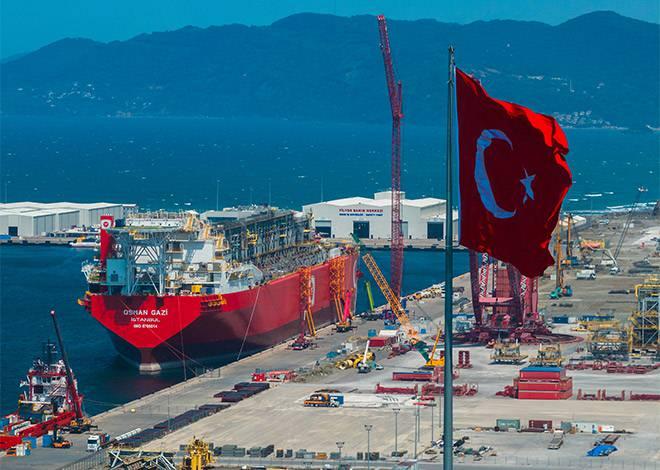 <p>Filyos merkezli &ccedil;alışmalarla karaya ulaştırılan yerli doğalgaz, milyonlarca hanenin kullanımına sunulurken, enerji arz g&uuml;venliği a&ccedil;ısından da yeni bir d&ouml;nem başladı. Karadeniz'deki doğalgaz keşfiyle enerjide yeni bir sayfa a&ccedil;an T&uuml;rkiye, Akkuyu N&uuml;kleer G&uuml;&ccedil; Santrali ile n&uuml;kleer enerji alanında da tarihi bir adım attı. Enerjide dışa bağımlılığı azaltma hedefi doğrultusunda doğalgaz, n&uuml;kleer enerji, g&uuml;neş ve r&uuml;zg&acirc;r gibi farklı kaynaklara dayalı kapasite genişletildi. T&uuml;rkiye artık yalnızca enerjiyi t&uuml;keten değil, &uuml;retim kapasitesini b&uuml;y&uuml;ten bir &uuml;lke olma yolunda ilerledi.</p>
