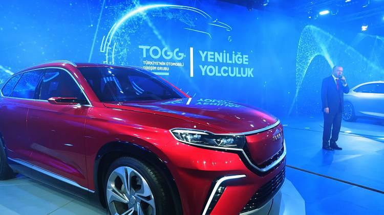 <p><strong>YERLİ OTOMOBİL TOGG YOLA &Ccedil;IKTI</strong></p>

<p>&nbsp;</p>

<p>T&uuml;rkiye'nin yıllardır kurduğu yerli otomobil hayali ger&ccedil;eğe d&ouml;n&uuml;şt&uuml;. T&uuml;rkiye'nin otomobili Togg, fikri m&uuml;lkiyet hakları T&uuml;rkiye'ye ait bir teknoloji markası olarak yollardaki yerini aldı. Elektrikli ara&ccedil;tan batarya teknolojisine kadar yeni nesil otomotiv ekosisteminin oluşması i&ccedil;in &ouml;nemli bir adım atıldı. Bir d&ouml;nem otomobil ithal eden T&uuml;rkiye, artık kendi markasını &uuml;reten ve teknoloji geliştiren &uuml;lke konumuna y&uuml;kseldi.</p>

