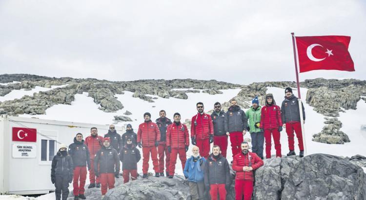 <p><strong>UZAYDA, KUTUPTA VARIZ</strong></p>

<p>Kutuplara bilim seferleri d&uuml;zenlendi. Uzaya astronot g&ouml;nderildi. T&Uuml;RKSAT 6A uydusu geliştirildi. Fırlatma rampası kurmak i&ccedil;in Somali ile anlaşma imzalandı.</p>
