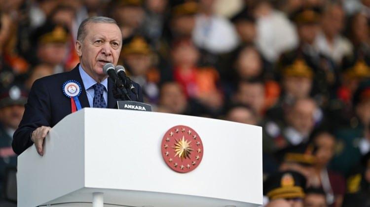 <p><strong>YIĞMA SINIFLARDAN MODERN KAMP&Uuml;SLERE...</strong></p>

<p>&nbsp;</p>

<p>28 Şubat zihniyetinin 'katsayı' engeli ile dar bir alana hapsettiği eğitimde fırsat eşitliği sağlandı. İmam hatipler art arda sınav şampiyonları &ccedil;ıkardı. Kalabalık sınıflardan modern derslikler ve kamp&uuml;slere ge&ccedil;ildi. &Ouml;ğrencileri okulun ilk g&uuml;n&uuml; sıralarında &uuml;cretsiz kitapları karşıladı. Y&uuml;ksek&ouml;ğretimde "Okumak i&ccedil;in İstanbul'a, Ankara'ya gitme" devri AK Parti ile yaygınlaştırılan &uuml;niversite sayısı ile "doğduğun yerde oku" anlayışına d&ouml;n&uuml;şt&uuml;.</p>
