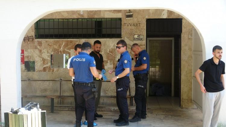 <p>Edinilen bilgiye g&ouml;re, sabah saatlerinde caminin lavabo kısmına gelen vatandaşlar kapının a&ccedil;ılmaması &uuml;zerine durumu cami g&ouml;revlisine bildirdi.&nbsp;&nbsp;</p>
