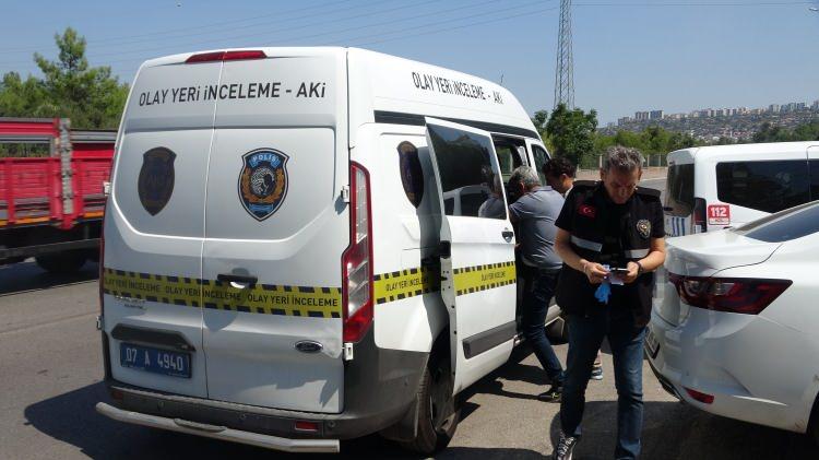 <p>Adrese gelen sağlık ekiplerinin yaptığı kontrollerde isminin Mehmet Asal, olduğu &ouml;ğrenilen şahsın hayatını kaybettiği belirlendi.&nbsp;</p>

<p>&nbsp;</p>

<p>Bunun &uuml;zerine olay yerine Antalya Emniyet M&uuml;d&uuml;rl&uuml;ğ&uuml; Asayiş Şube M&uuml;d&uuml;rl&uuml;ğ&uuml; Cinayet b&uuml;ro Amirliği ve Olay Yeri İnceleme ekibi sevk edildi.&nbsp;</p>
