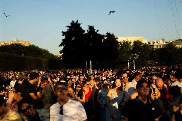 <p>G&uuml;neş tutulmasını Cenevre G&ouml;l&uuml;'nde takip edenlerden Abhıshek, AA muhabirine, b&ouml;yle bir doğa olayını yakından g&ouml;rmenin olduk&ccedil;a keyifli olduğunu belirterek, <strong>"Son derece mutluyum. Hava da g&ouml;zlem i&ccedil;in olduk&ccedil;a iyi. G&ouml;zl&uuml;klerim yok ancak iğne deliği projekt&ouml;r&uuml; yaptım. Bununla izleyeceğim."</strong> dedi.</p>

<p>&nbsp;</p>
