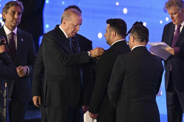 <p>Katılan isimlerin rozetleri Cumhurbaşkanı Recep Tayyip Erdoğan tarafından takıldı.</p>
