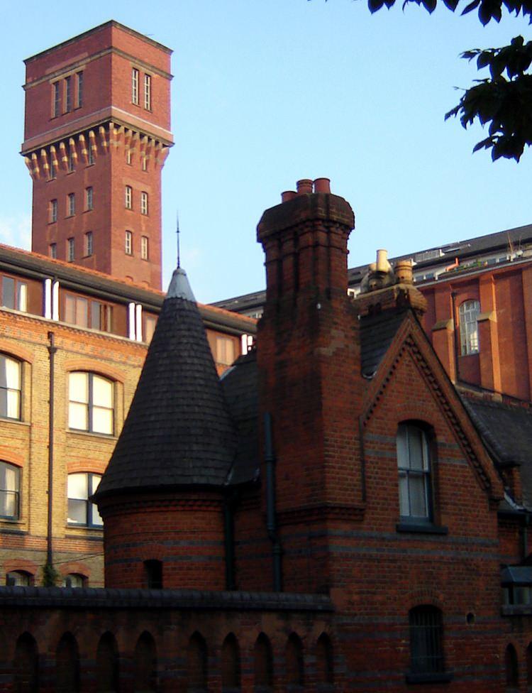 <p>Doğu Londra'daki Bryant & May fabrikası, d&ouml;nemin en b&uuml;y&uuml;k kibrit &uuml;reticilerinden biriydi. Fabrikada kadınlar ve gen&ccedil; kızlar; kibritleri hazırlıyor, kutuluyor ve &uuml;retimin farklı aşamalarında &ccedil;alışıyordu.</p>
