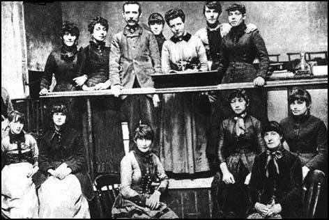 <p>O d&ouml;nemde kolay tutuşması nedeniyle kibrit &uuml;retiminde beyaz veya sarı fosfor kullanılıyordu. Ancak bu maddeyle uzun s&uuml;re &ccedil;alışan iş&ccedil;iler zehirli fosfor dumanına maruz kalıyordu.</p>
