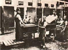 <p>1898'de yayımlanan bir gazete haberinde, Bryant & May fabrikasında fosfor zehirlenmesi nedeniyle &ccedil;ok sayıda iş&ccedil;inin hastalandığı ve bazı vakaların &ouml;l&uuml;mle sonu&ccedil;landığı aktarılıyordu.</p>
