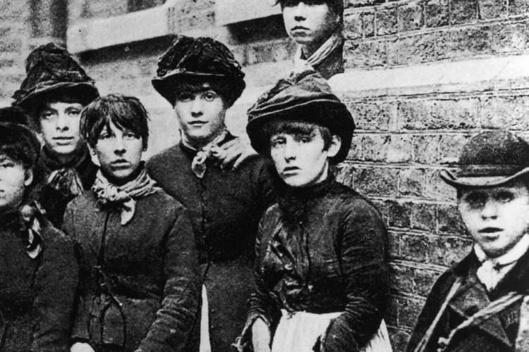 <p>İngiliz devlet arşivlerindeki belgeler, fosfor zehirlenmesinin devlet kurumlarının da g&uuml;ndeminde olduğunu g&ouml;steriyor. 1898'de Bryant & May hakkında a&ccedil;ılan davada, fabrikada meydana gelen 17 fosfor zehirlenmesi vakasının yetkililere bildirilmediği ortaya &ccedil;ıktı. Dava sonunda şirket para cezasına &ccedil;arptırıldı. D&ouml;nemin resmi belgeleri ayrıca yıllar i&ccedil;inde fosfor zehirlenmesine bağlı &ouml;l&uuml;mler ve hastalığı devam eden iş&ccedil;iler bulunduğunu ortaya koyuyor.</p>
