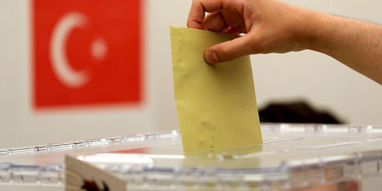 <p><strong>İŞTE SON ANKETLERE G&Ouml;RE PARTİLERİN OY ORANLARI...</strong></p>
