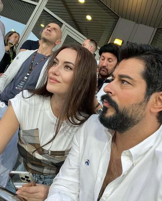 <p>Sık sık kazan&ccedil;larıyla g&uuml;ndeme gelen &uuml;nl&uuml; &ccedil;ift hakkında dikkat &ccedil;eken bir iddia g&uuml;ndeme geldi.&nbsp;</p>
