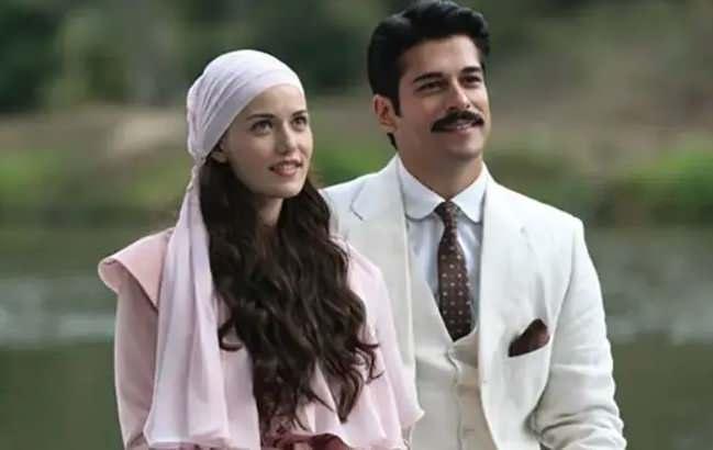 <p>Fahriye Evcen-Burak &Ouml;z&ccedil;ivit, 2023&rsquo;te de bir yatak firmasının reklamlarında oynamış, d&ouml;nemin en y&uuml;ksek rakamına imza atarak 80 milyon TL kazanmışlardı.&nbsp;</p>

<p>&nbsp;</p>

