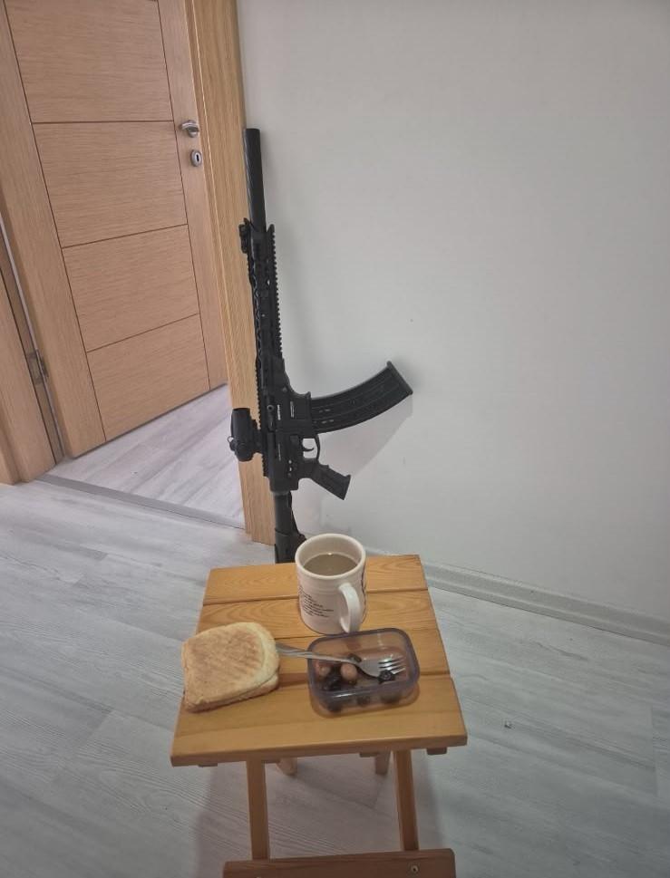 <p>&Ccedil;atalca&rsquo;da uzun namlulu silahla kendisini eve kapatan şahıs, &ccedil;evreye ve eve yaklaşan jandarma ekiplerine ateş a&ccedil;tı. B&ouml;lgeye &ccedil;ok sayıda jandarma ekibi sevk edilirken, &ouml;zel harekat destekli polis ekipleri de b&ouml;lgede hazır bekletiliyor.</p>

<p>&nbsp;</p>

