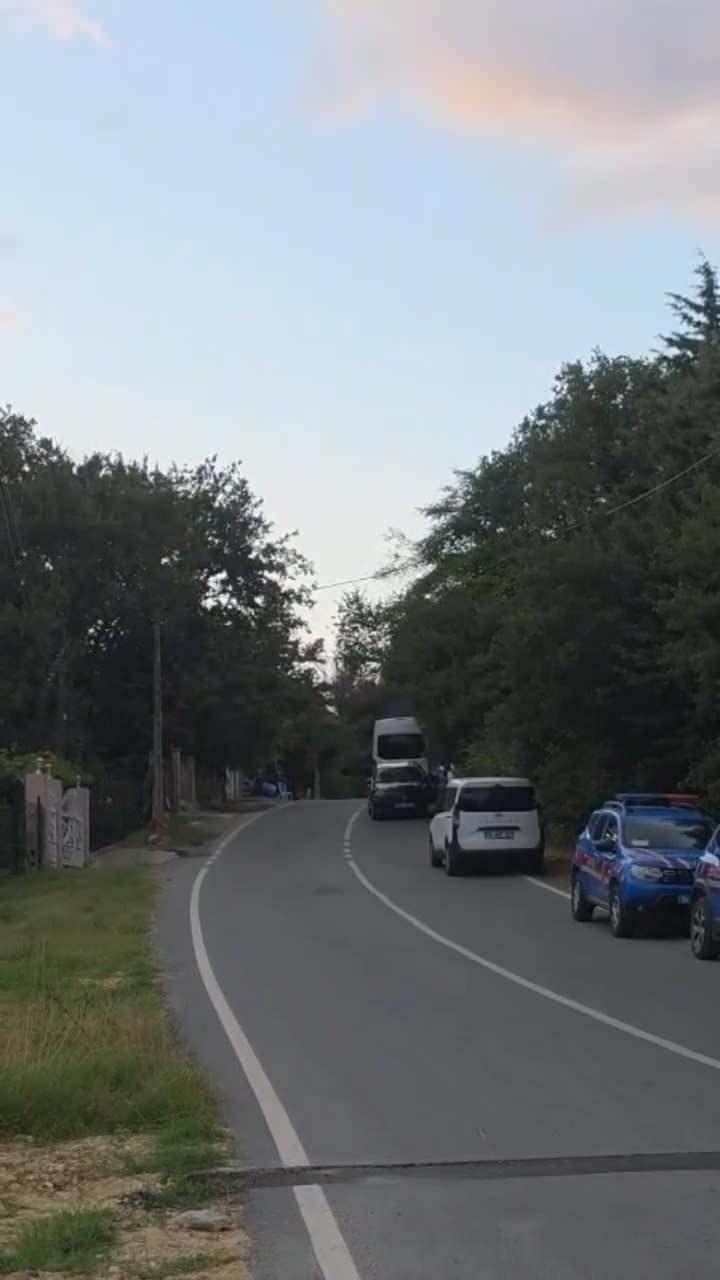 <p>Edinilen bilgiye g&ouml;re, uzun namlulu silah taşıdığı belirtilen İrfan Akt&uuml;rk, kendisini eve kapattı.</p>

<p>&nbsp;</p>
