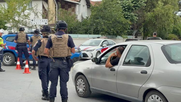 <p>&Ccedil;evrede geniş g&uuml;venlik &ouml;nlemleri alınırken, &ouml;zel harekat destekli polis ekipleri de b&ouml;lgede hazır bekletiliyor. Ekiplerin şahsı ikna etme &ccedil;alışmaları s&uuml;r&uuml;yor.</p>
