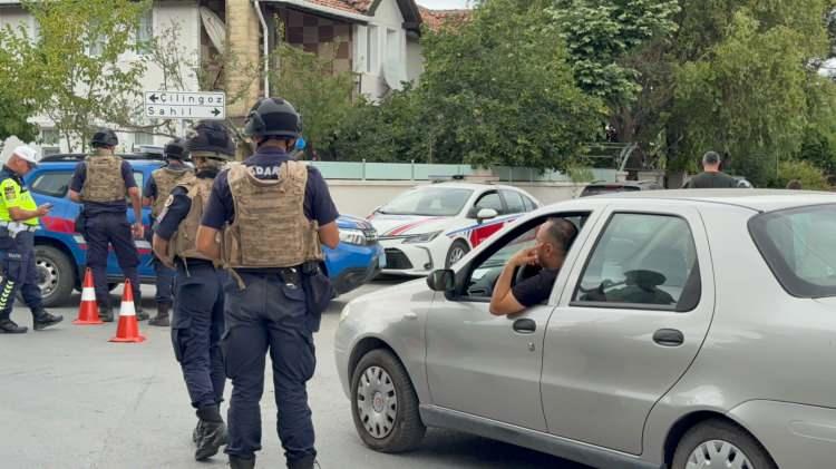 <p>&Ouml;te yandan şahsın eve girmeye &ccedil;alışan jandarma ekiplerine de elindeki uzun namlulu silahla ateş a&ccedil;tığı iddia edildi.</p>
